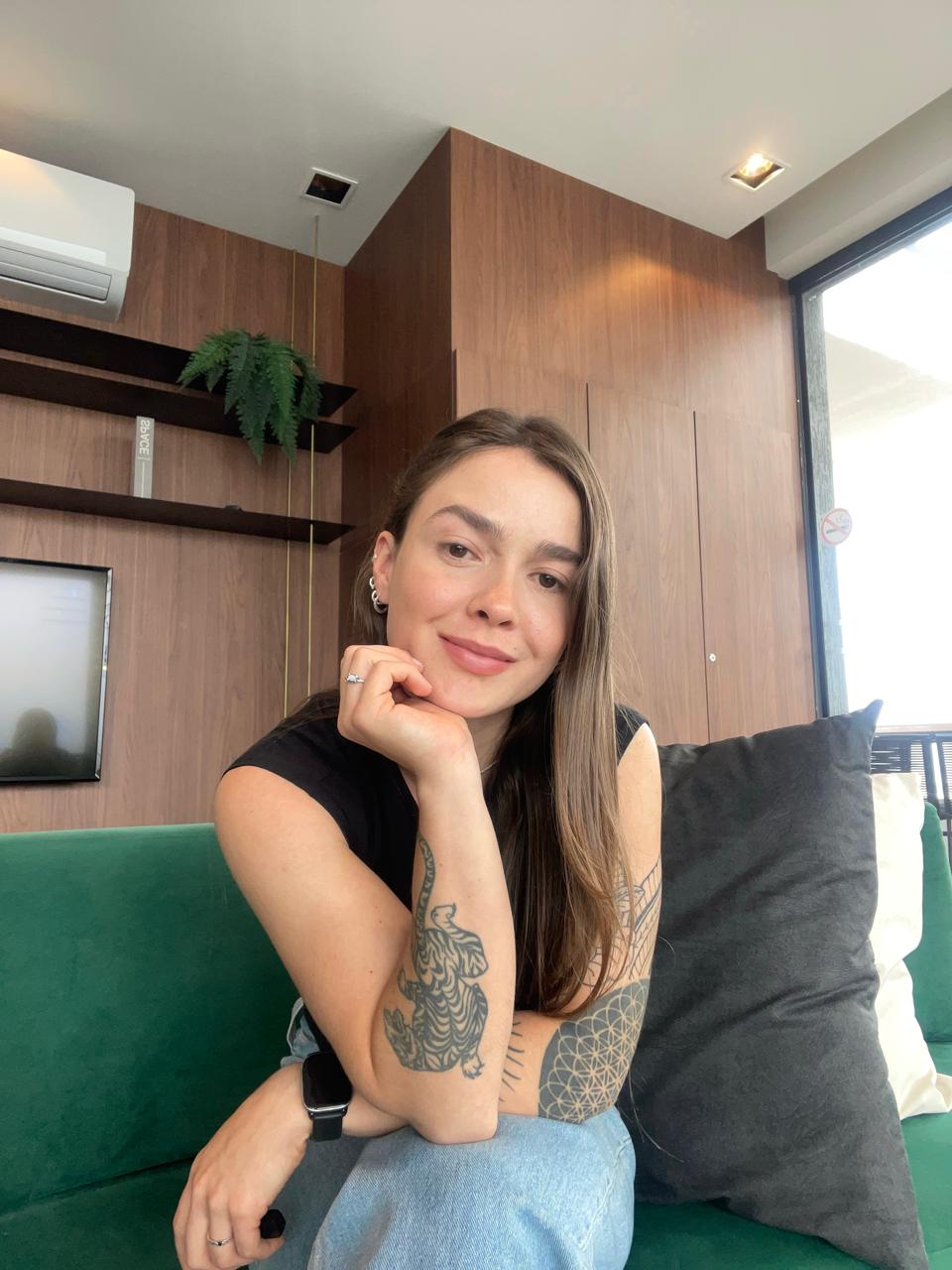 Paola Viviam, nutricionista esportiva, sorrindo no consultório