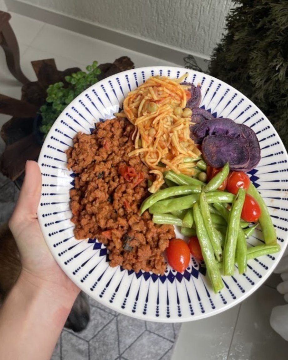 Prato com carne moída, macarrão, vagem, tomate-cereja e batata-doce roxa