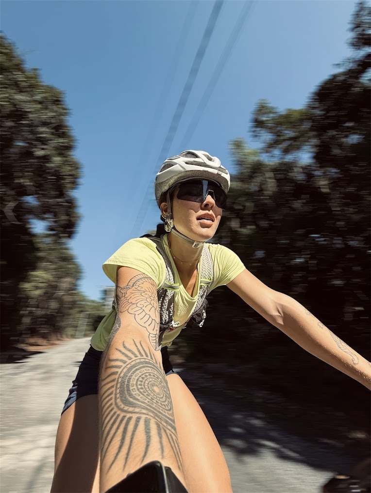 Paola pedalando em estrada