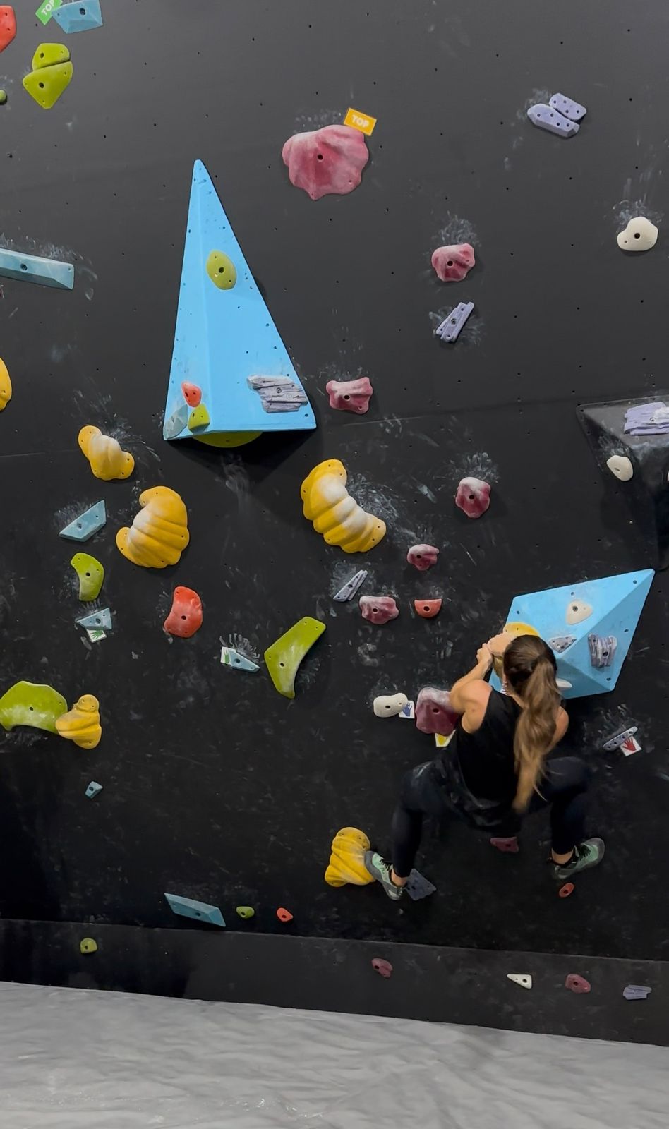 Paola em escalada na rocha