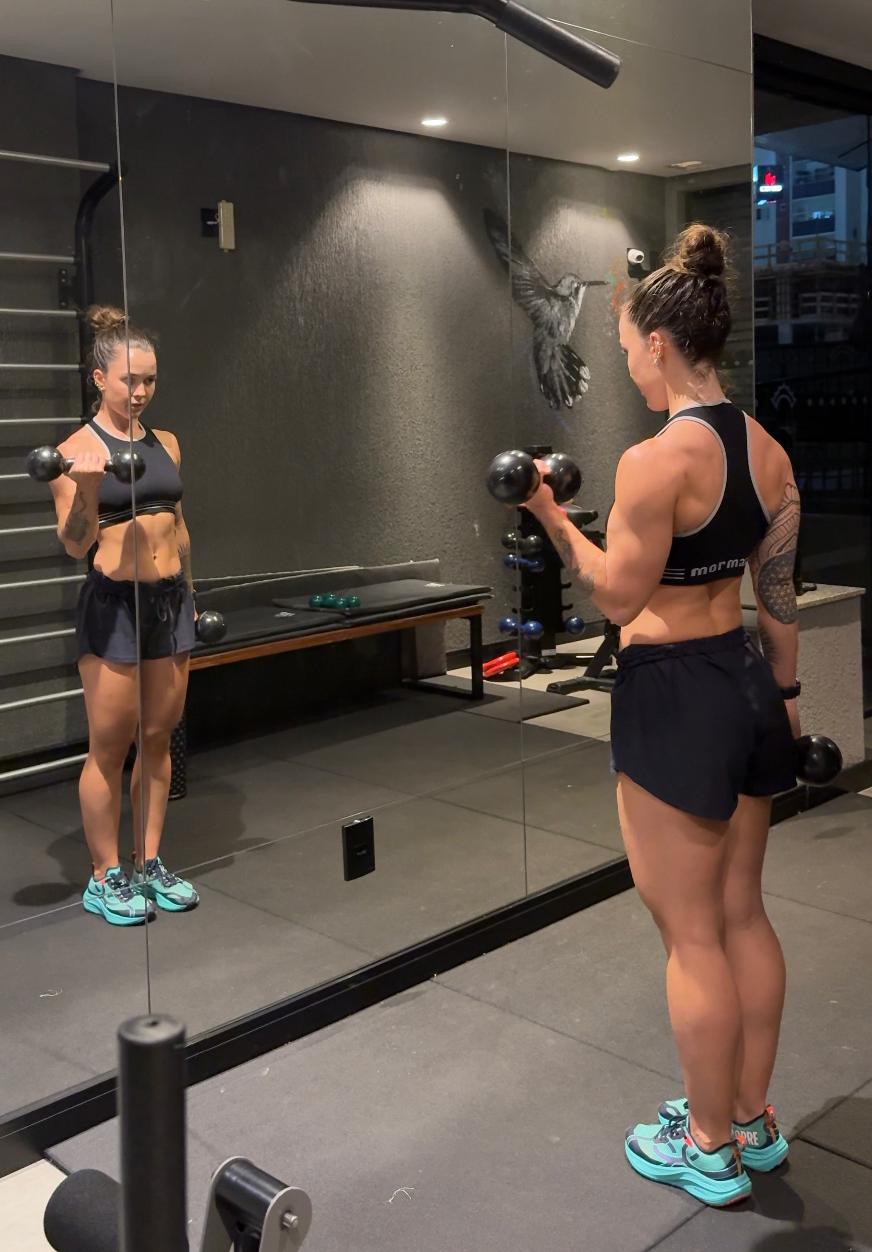 Paola treinando musculação