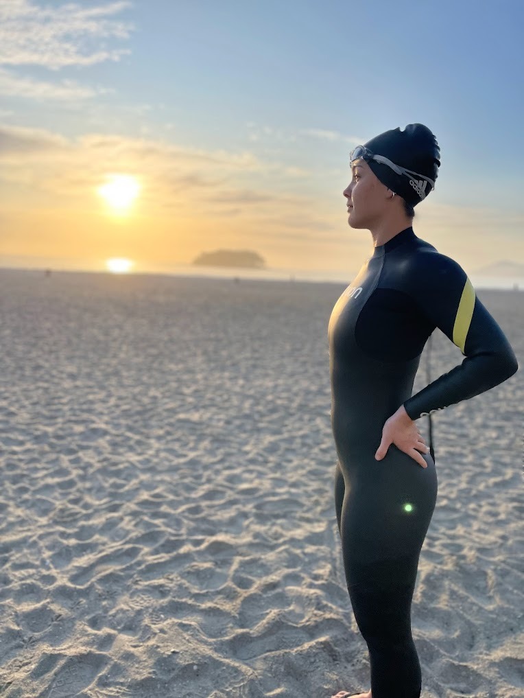 Paola em treino de natação na praia