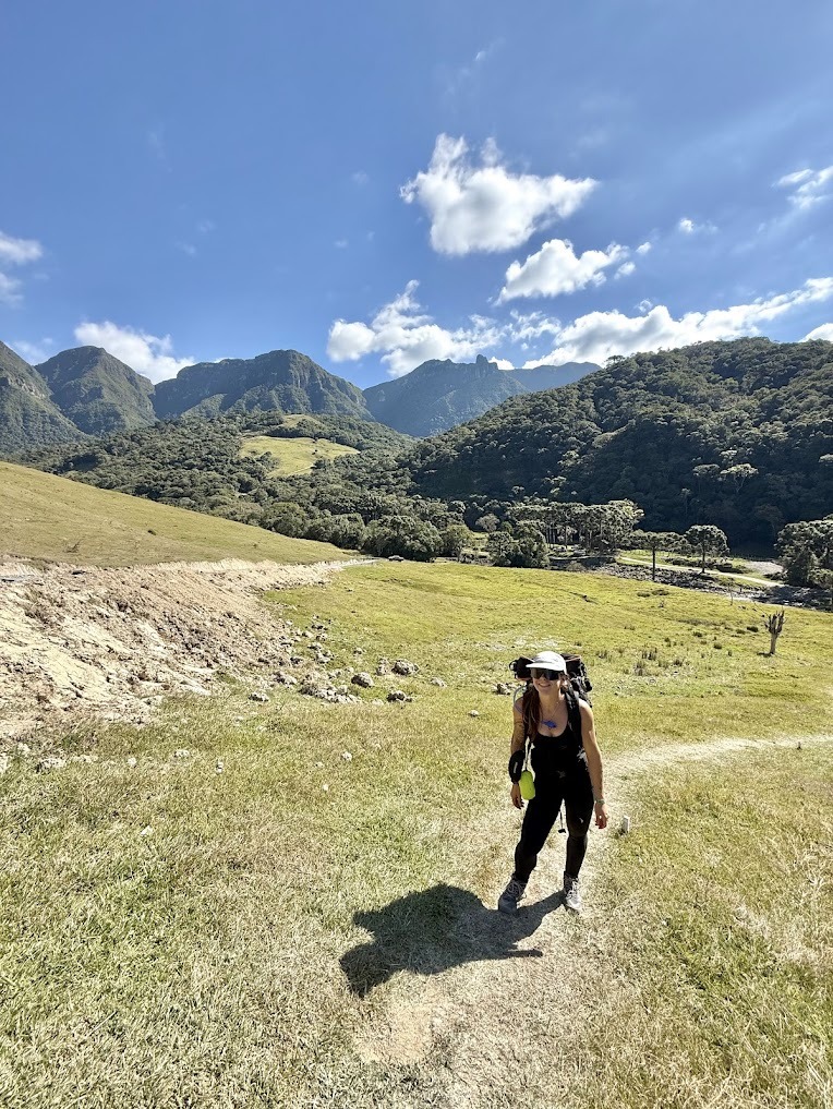 Paola em trilha na montanha